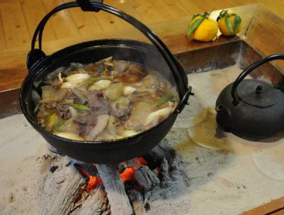 飯田市　ぼたん鍋　イノシシ　猪肉　囲炉裏