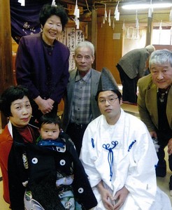 《遠山の子は、氏神様諏訪神社の霜月祭りの時に初参りをする》